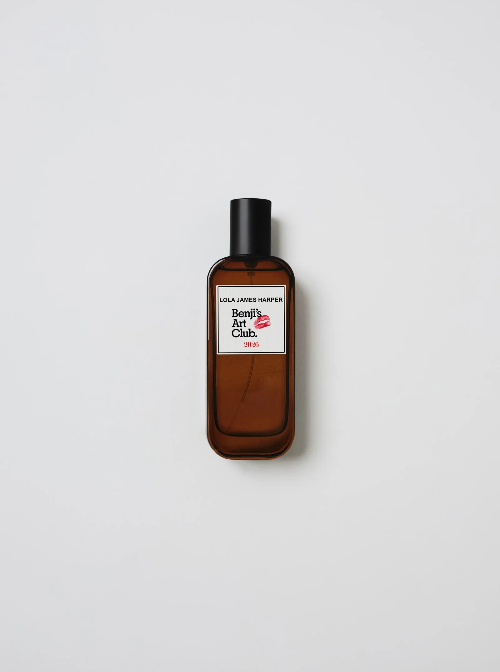 Flacon de parfum ambré « Benji's Art Club » de Lola James Harper, photographié seul sur fond blanc.